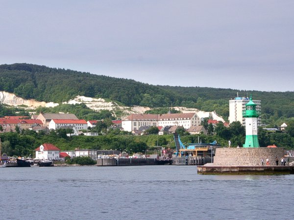 Sassnitz - Blick auf den Sassnitzer Leuchtturm am Ende der Außenmole