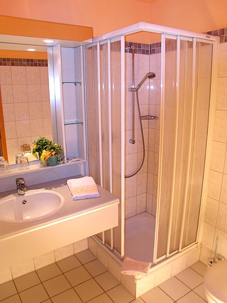 Bad mit Dusche und WC