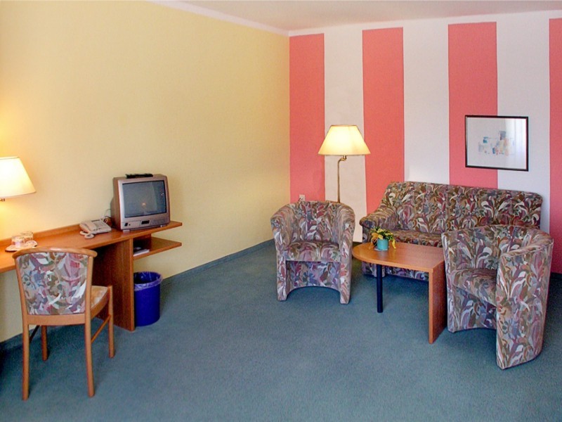 Sitzbereich und Schreibtisch