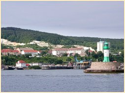 Sassnitz - Blick auf den Sassnitzer Leuchtturm am Ende der Außenmole