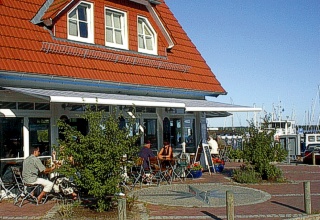 Restaurant-Terrasse mit Blick auf den Hafen